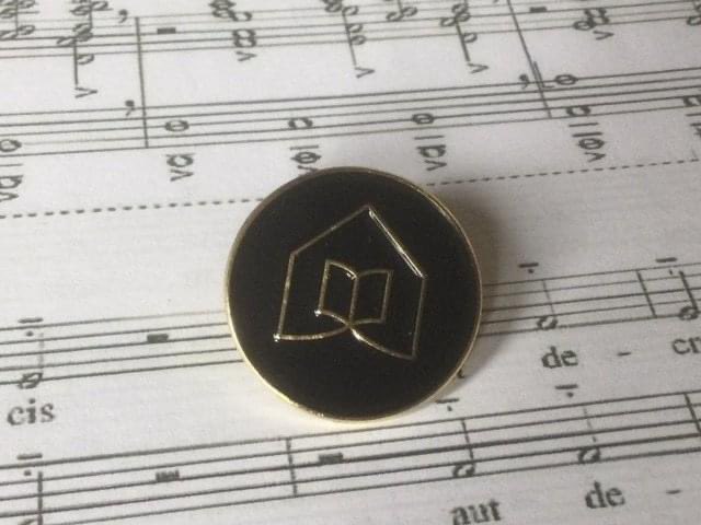 Would you like to be able to spot other Stay At Home Choir singers at musical events?
We're delighted to announce that we've just released some Stay At Home Choir Pin Badges, kindly organised by SAHC member Debbie. Thank you Debbie! Click to order here:
stuff.stayathomechoir.com/product/sahc-l…
