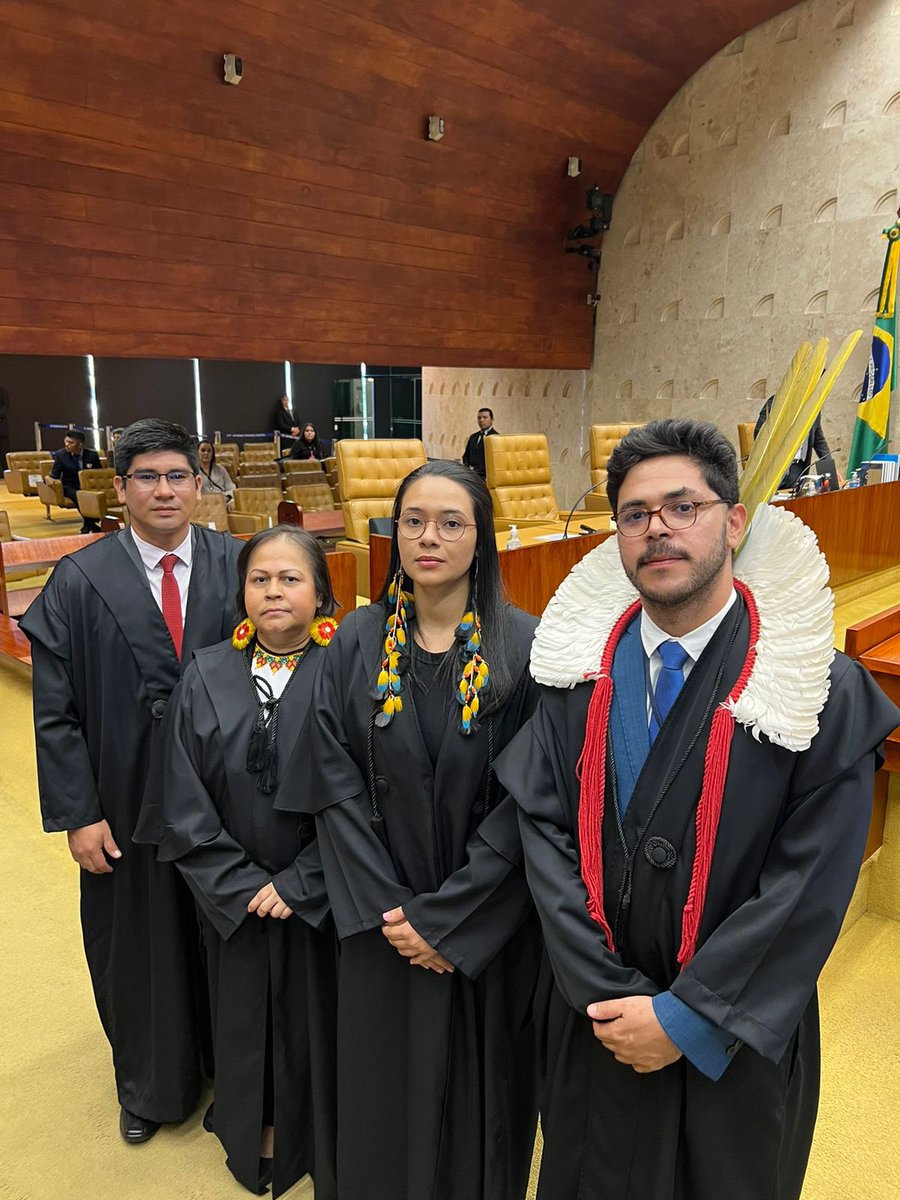 Ivo_Aureliano's tweet photo. Estamos prontos!

A advocacia indígena ocupando o plenário do Supremo Tribunal Federal para defender os direitos dos povos indígenas contra a Tese do Marco Temporal.

@ApibOficial 
@CoiabAmazonia 
@ConselhoRoraima 

#Advocaciaindígena
#MarcoTemporalNão

Foto: @jusuindara https://t.co/mF3m8zBbZ8