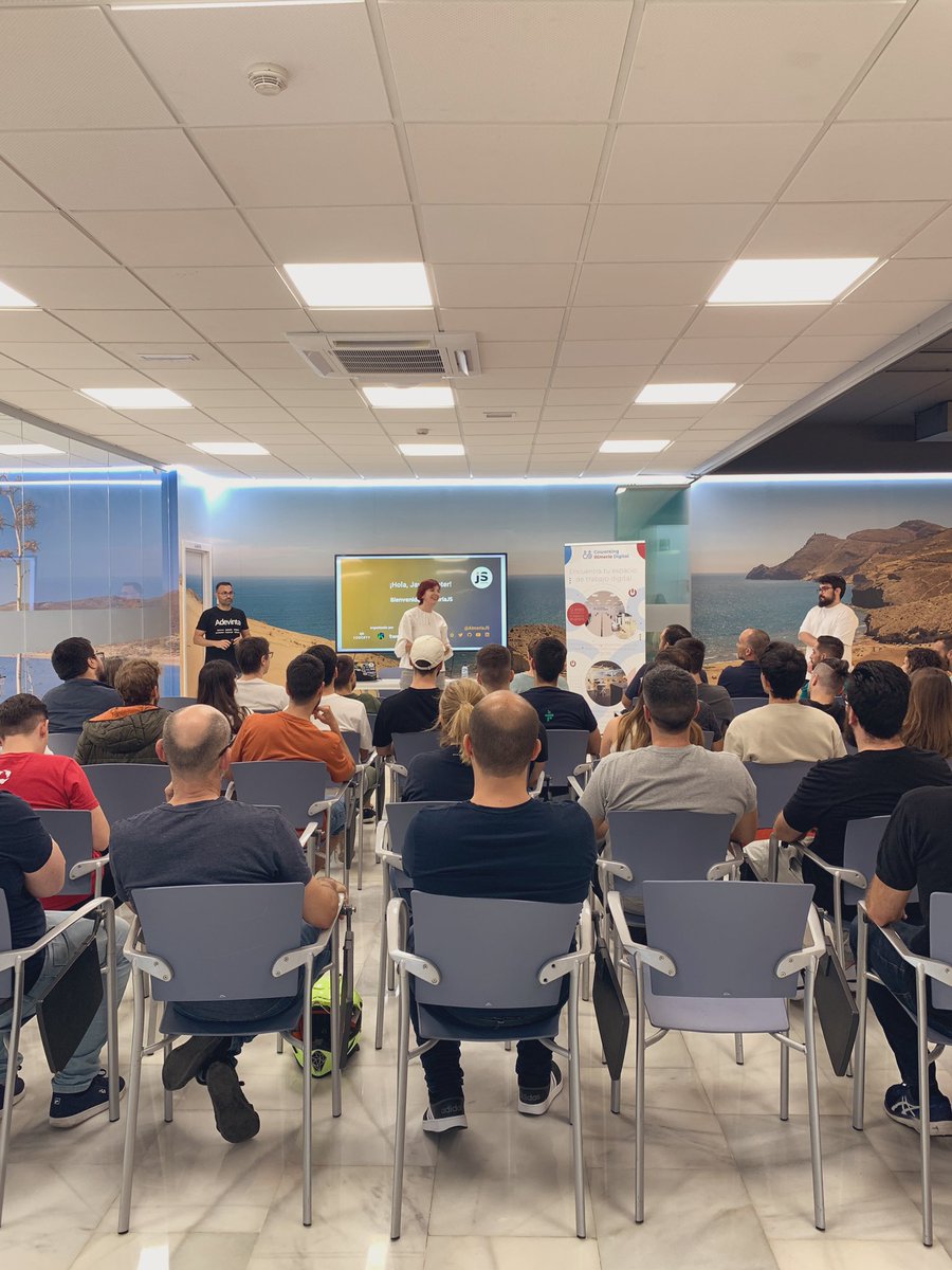 AlmeriaJs's tweet photo. Full house en #AlmeríaJS con @nucliweb en el #coworkingdigital de la @CamaraAlmeria https://t.co/zuFLo2X9iQ