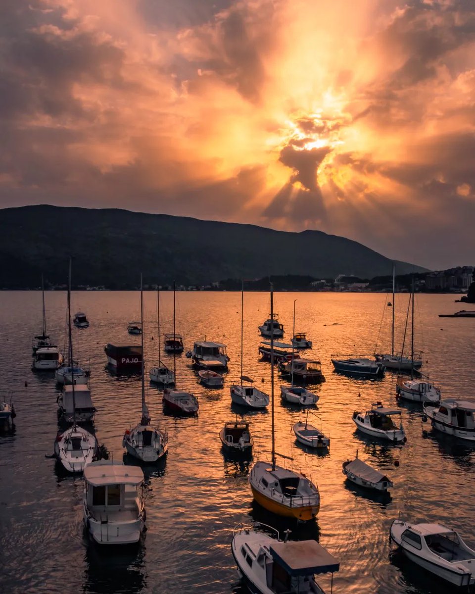 mneluxury's tweet photo. Gn ✨

The sun is setting in a burnt orange sky; the cliffs are black silhouettes; the sea, liquid silver ☀️✨

#Montenegro #photographer #nftart https://t.co/aykbdONdXF