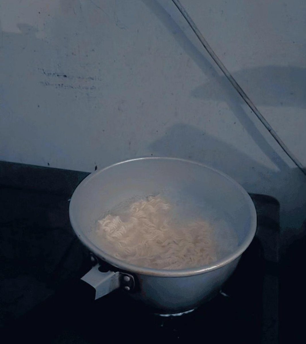 annability's tweet image. Selamatkan Indomiemu saat gempa!!! Eman2 tinggal satu!!! 😭😭