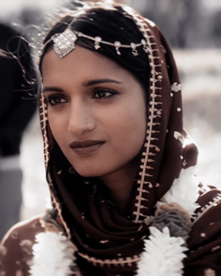 llittleredbird's tweet photo. amita in desi look is everything to me<3 https://t.co/QjAkjGniLD