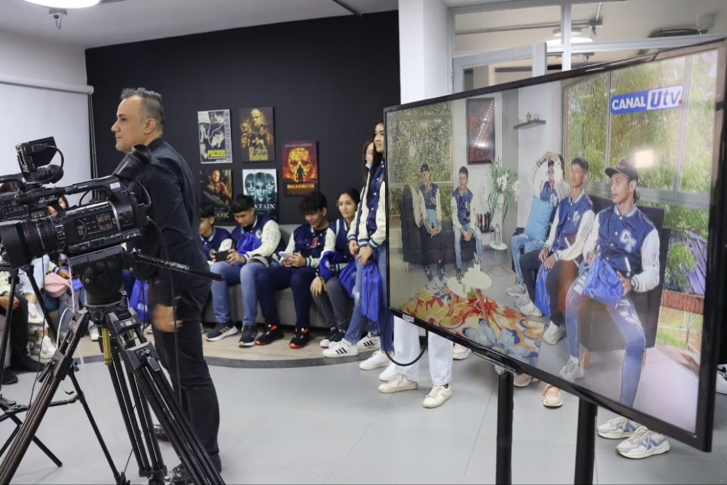 ComSocial_udes's tweet photo. Estudiantes de colegios de San Vicente de Chucurí mostraron sus habilidades en Comunicación Social y Periodismo, hicieron un taller de expresión en televisión. 🩵🤗
@udes_oficial
@Enf0que_Digital
@TellezYadira
#SoyComunicadorUDES
#ReporterosUDES https://t.co/XsDKYEQXhx