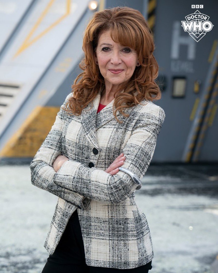 Alright, @bonnie_langford looks great in this photo and I can’t wait to see what she does in her return to @bbcdoctorwho