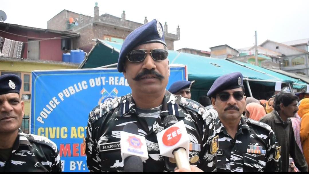 73BNCRPF's tweet photo. As a public outreach initiative,73 Bn CRPF organised Free Medical Camp under CAP at Boatsman colony,Bemina,Srinagar, J&amp;K wherein approx 300 locals have been benefited.The response of the public was overwhelming. It was heartwarming to see the happy and satisfied faces of locals. https://t.co/OWp4wTqBzN