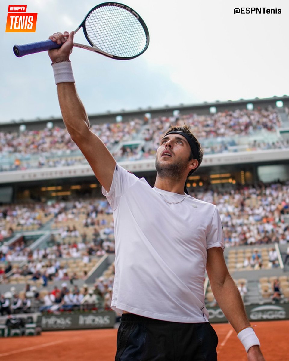 ESPNtenis's tweet photo. 👏 Este señor se merece un aplauso de pie: se lució en #RolandGarros, puso en aprietos a grandes tenistas y se adueñó del público con sus mejores tiros.
​
🇦🇷 Tomás Martín Etcheverry, de La Plata al mundo. ¡Dejale tu mensaje! https://t.co/lmWgfJl9BE