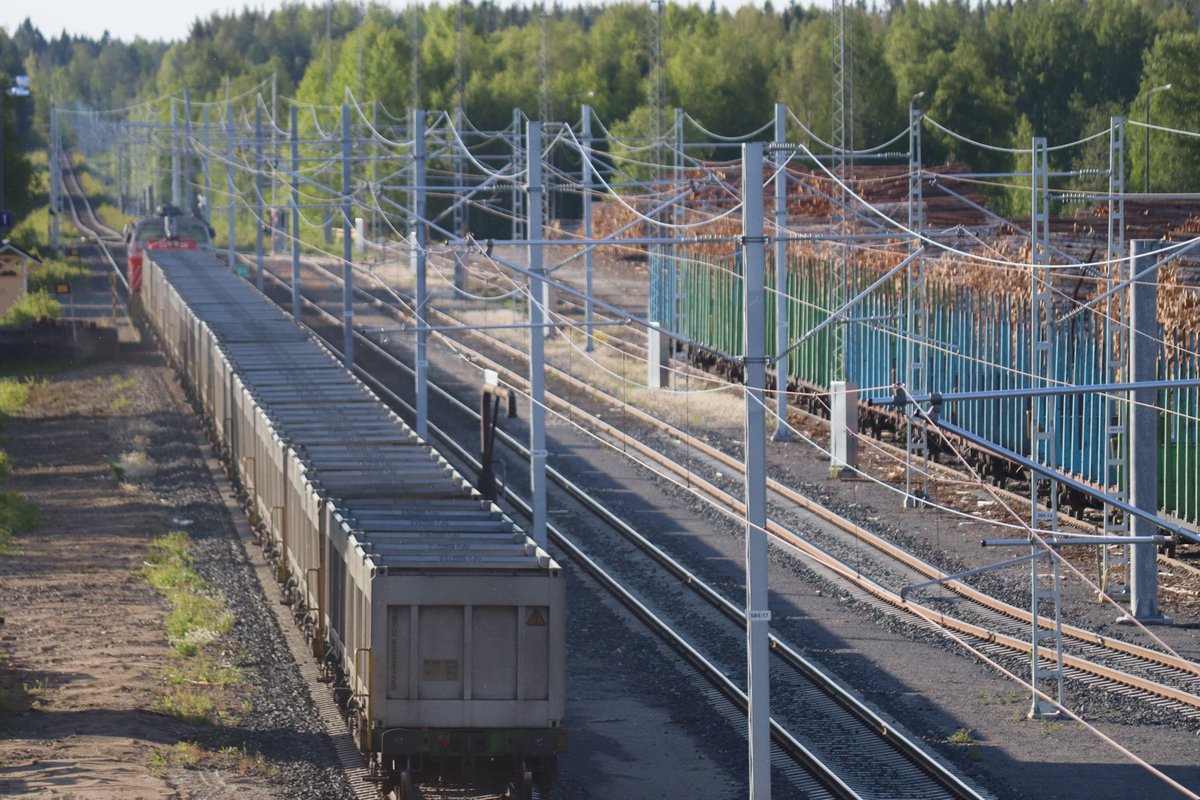 Sähköistetty rautatie parantaa liikenteen ympäristöystävällisyyttä ja kulkumuodon houkuttelevuuttakin. Ylivieskan ja Iisalmen välinen sähköistysurakka on jo loppusuoralla. Ylhäällä oikealla Iisalmen kolmioraidekin muotoutuu.