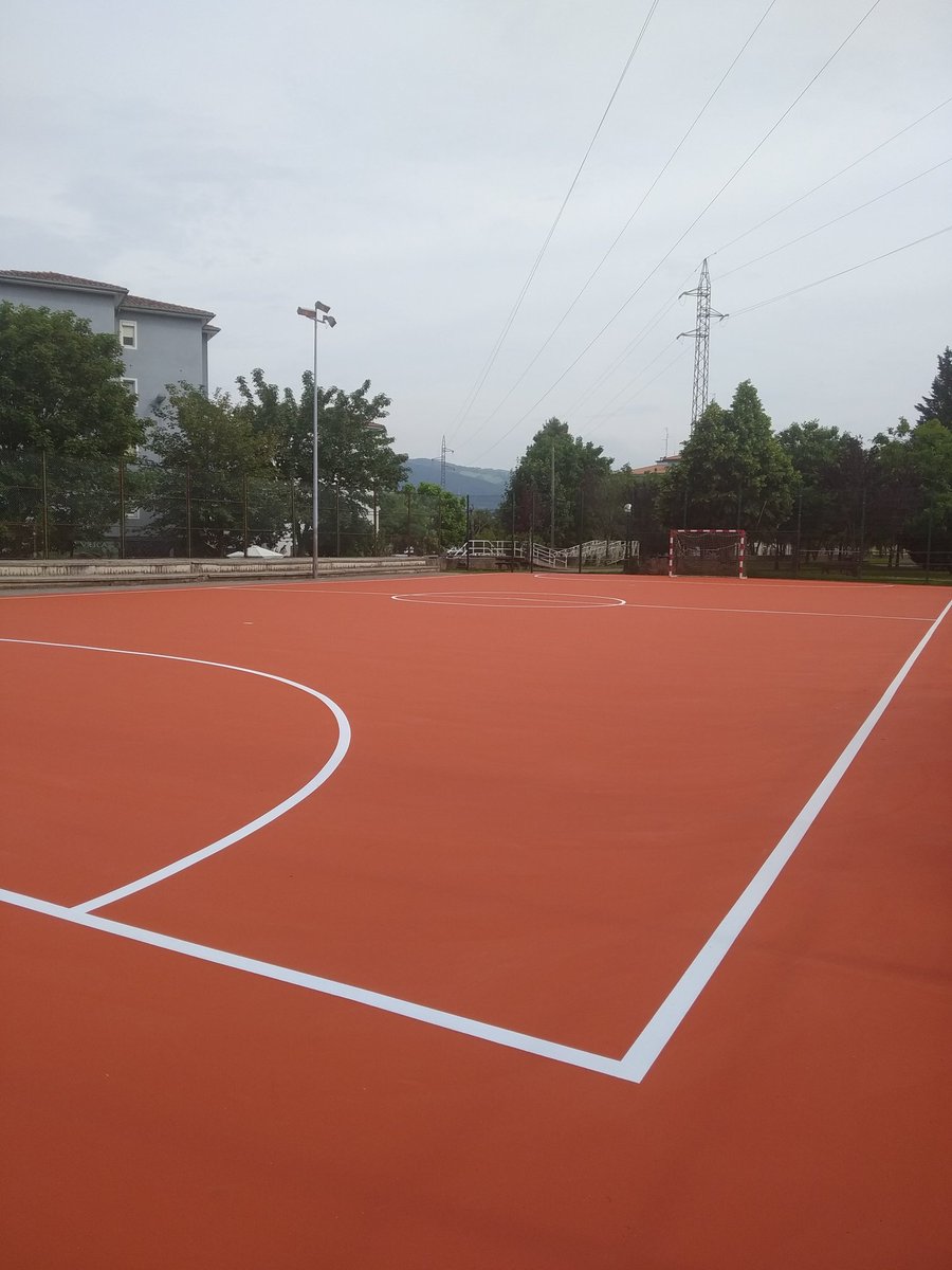 chencho1965's tweet photo. @Torrelavega_es , con que pintura habéis pintado la pista de #laviesca en el #barriocovadonga, que lleva una semana vallada y todavía no se puede pisar, o es para que no se desgaste https://t.co/OxIv4AKxm7