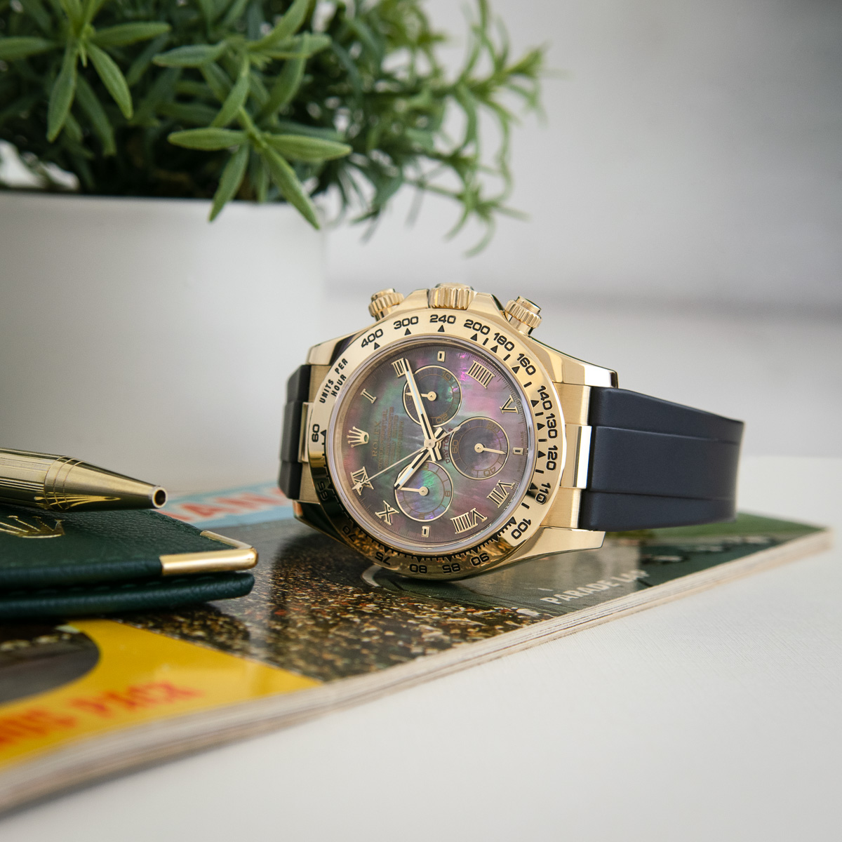 WatchChest's tweet image. The Rolex Cosmograph Daytona. 
Experience the epitome of speed and elegance.

Shop our hand-selected collection of the Rolex Cosmograph Daytona: hubs.la/Q01Stwc30
#daytona #rolex #watchessentials #rolexworld #timepiece #watchfam #luxury #watchoftheday #rolexlover