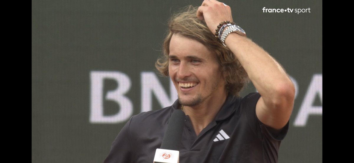 Lau_Menant's tweet photo. Way to gooooo Sascha ! @AlexZverev #RolandGarros https://t.co/b9l6EhUqig
