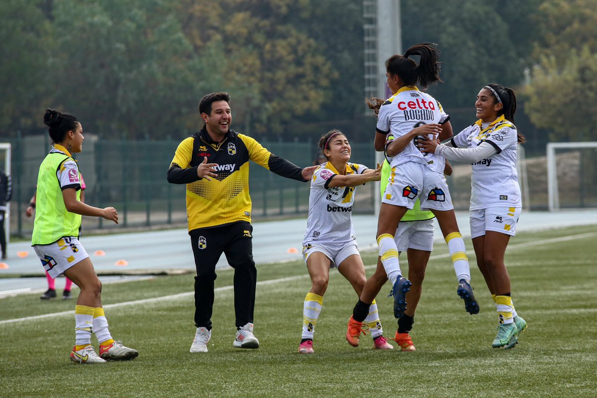 coquimbounido's tweet photo. 🤩 ¡TRIUNFAZO HISTÓRICO FUTFEM EN LA CAPITAL! 💛☠️🖤

Con un golazo al ángulo en el último minuto de juego, nuestras PIRATAS se impusieron como visitantes 1-2 ante su símil bohemio 👏

Los goles de las porteñas fueron obra de Priscila Ellena y María Paz Bogado ⚽️ https://t.co/VotnzznARQ