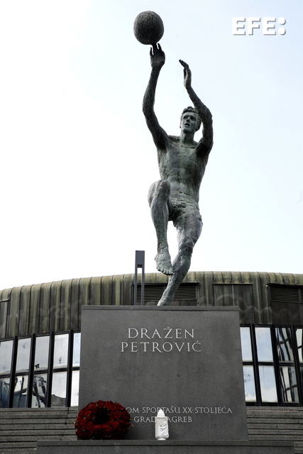 EFEdeportes's tweet photo. #EFEfotos | 🖤 30 años del fallecimiento de Drazen Petrovic.

🏀 Su Museo y Centro Memorial en Zagreb 🇭🇷 recuerda la carrera de uno de los mejores jugadores de baloncesto de todos los tiempos. https://t.co/UpoZaa4x0W