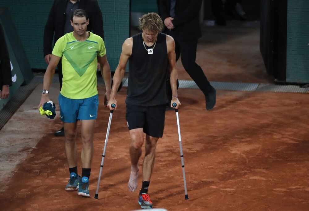 jmgmoron's tweet photo. Hace un año, Zverev abandonaba en muletas la Philippe Chatrier en una semifinal donde le estaba jugando de tú a tú a Nadal.

Hoy, en esa misma pista, grita tras repetir semifinal en París.

El tenis siempre te da una oportunidad de regresar, incluso cuando todo parece perdido. https://t.co/gEeT7nuYXP