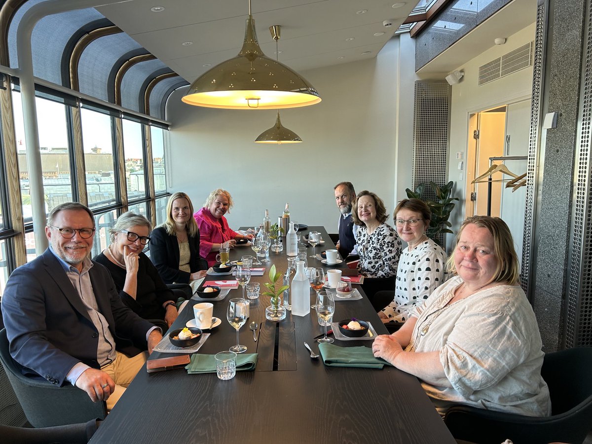 Viestinnän eettinen neuvottelukunta #VEN kokoontui tänään korkean tason kokoukseen (10th Floor). Mukana mm. ⁦<a href="/vwahlbeck/">Vilhelmiina Wahlbeck</a>⁩ ⁦@PaiviSihvola⁩ ⁦<a href="/NillaHietamaki/">Nilla Hietamäki</a>⁩ ⁦<a href="/SariLiia/">Sari-Liia Tonttila 🇺🇦</a>⁩ ⁦<a href="/TiinuWuolio/">Tiinu Wuolio</a>⁩ Hyvää kesää! #viestintä #etiikka