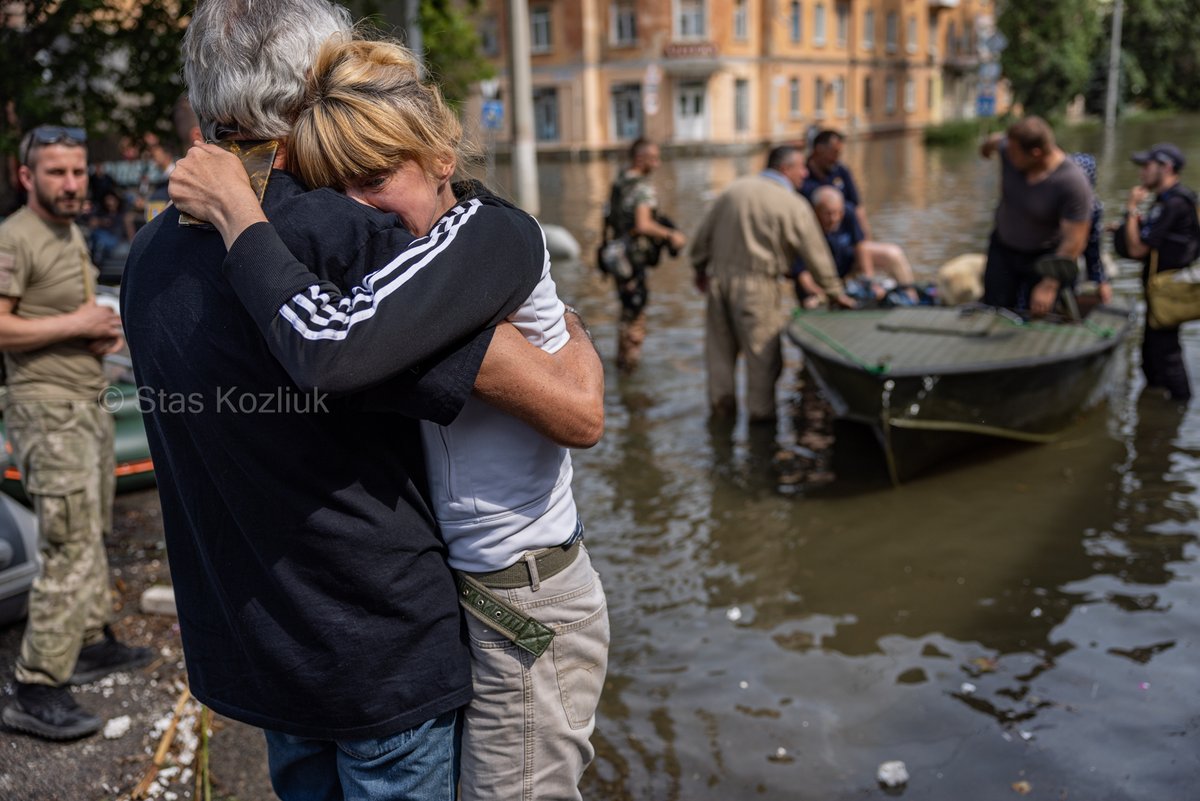 Заїхали в Херсон. Що його сказать. Вода позаливала вулиці, якими півроку тому їздив містом. Тепер там води метри 2 і треба човен, аби хоч кудись добратися. При цьому, у багатоповерхових будинках лишаються люди, яких рятувальники вивозять.