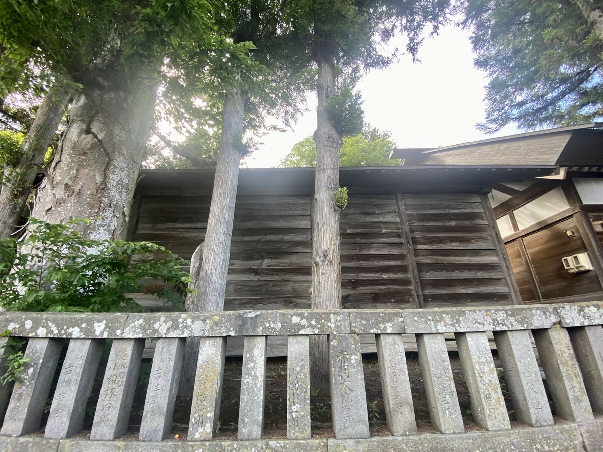 ここが小野神社と矢彦神社、ひいては塩尻市と辰野町(#飛び地)の境界のようです。

目印等は見当たらず気付かない方が殆どでは。
国道側にある建物(倉庫)にいたっては、境界線が横断しています(^◇^;)

#小野神社(#塩尻市)
#矢彦神社(#辰野町)
#松本地域/#上伊那
#中信/#南信
#入梅前の緊急筑摩旅2023