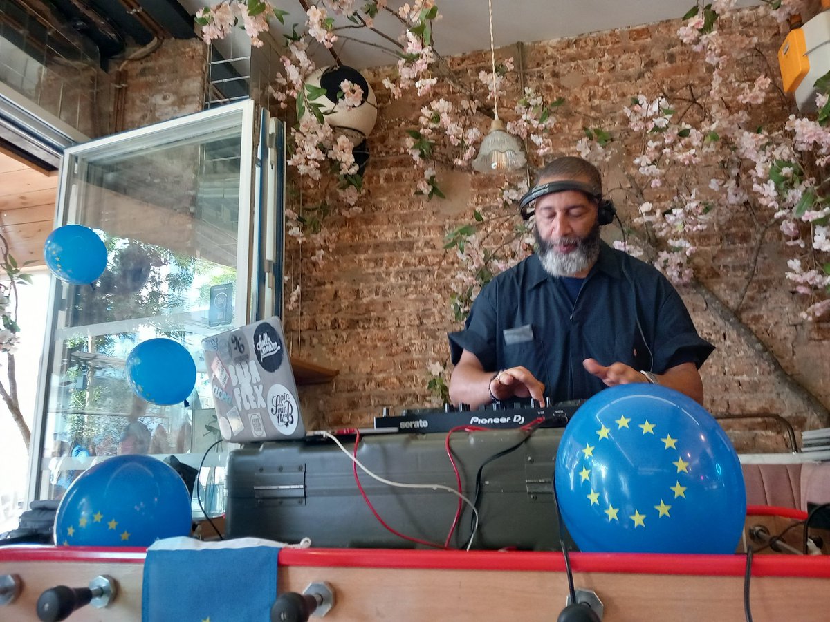 marietouss1's tweet photo. Faisons entendre de nouveaux sons en Europe ! #EuroRemix 🇪🇺

Rejoignez-nous dès maintenant aux Triplettes de Belleville, dans le 20ème, avec des militantes de feu.

On va parler d'Europe, d'engagement et on va danser 💃 https://t.co/rYJOmuyz6Q