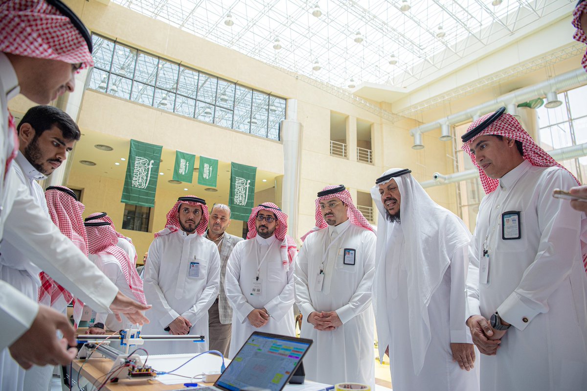 QassimUniv1's tweet photo. بهدف تعزيز ثقافة التصنيع والابتكار والبحث وريادة الأعمال ..

كلية الهندسة بالمقر الرئيس، وكلية الهندسة بعنيزة يقيمان "الملتقى العلمي الهندسي الخامس" للطلبة، والذي تخلله 4 جلسات وورش علمية و34 مشروع تخرج و11 عرض علمي، و6 مشاريع بحثية، بمشاركة 99 طالبًا، وأكثر من 140 عضو هيئة تدريس، وذلك بحضور سعادة وكيل الجامعة للشؤون التعليمية الدكتور فهد بن سليمان الأحمد، وعمداء كليات الهندسة ووكلائهم، بكلية الهندسة بالمقر الرئيس بالمدينة الجامعية.

#جامعة_القصيم
