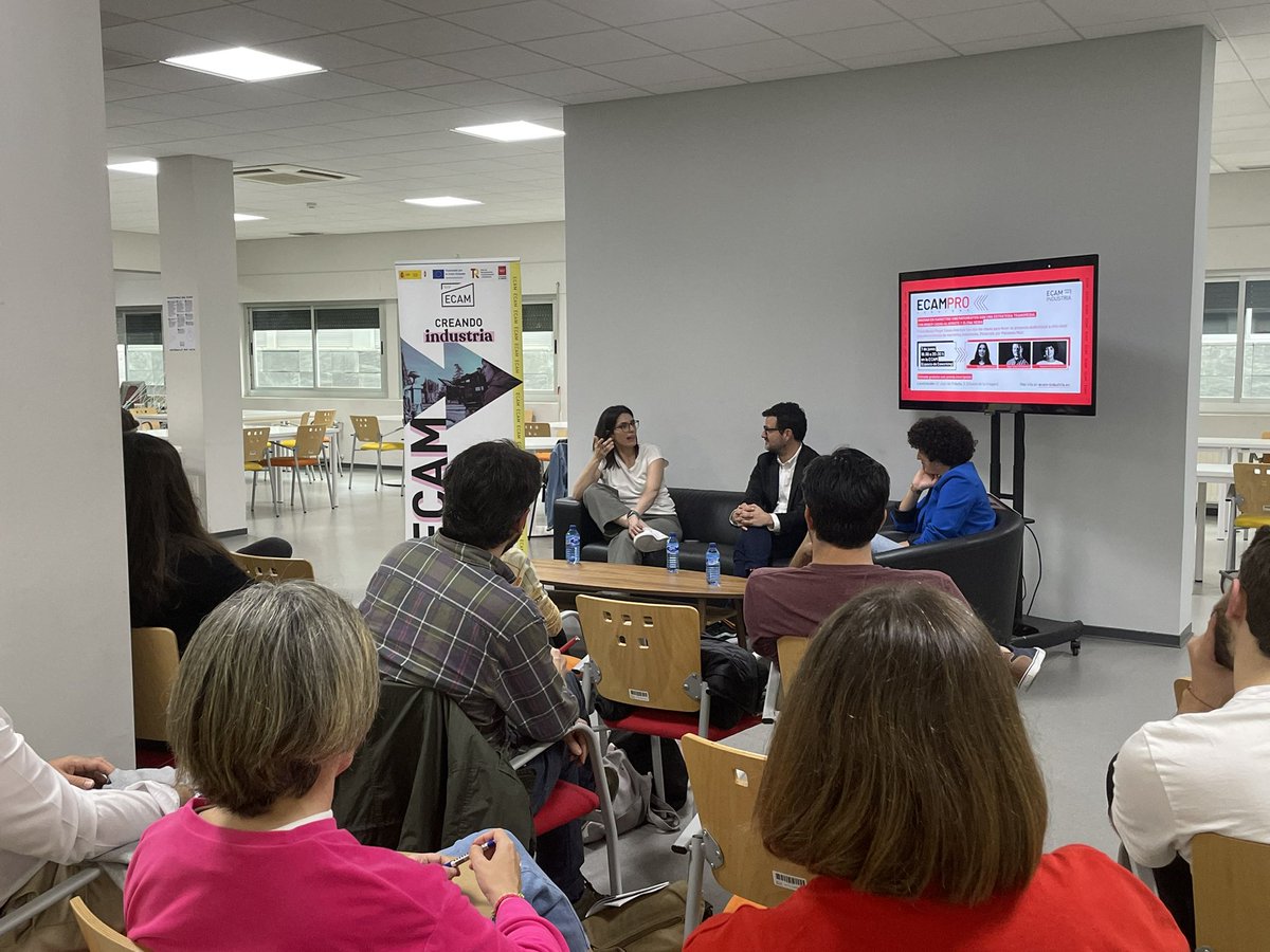 ECAM_'s tweet photo. 🎙 #ECAMPro | Elena Neira:

“El transmedia trata de ir más allá del contenido que se le ofrece al espectador. Quiere envolverte en ese universo, abrir nuevos caminos y expandirlos”.

#ECAMIndustria https://t.co/bGXwtSPqrf