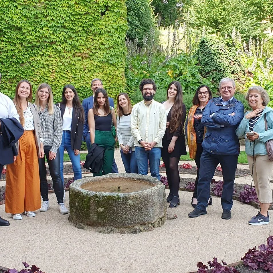 Los jóvenes doctorandos que han obtenido una Beca de Investigación y Movilidad en Estudios Europeos y profesores visitan el Monasterio de Yuste.
Mañana sigue el #SeminarioDoctoral