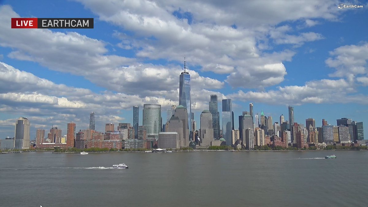 StormTeam4NY's tweet image. A regular day vs. today, just unbelievable. NYC air quality is now considered very unhealthy. #nyc #smoke (@EarthCam)