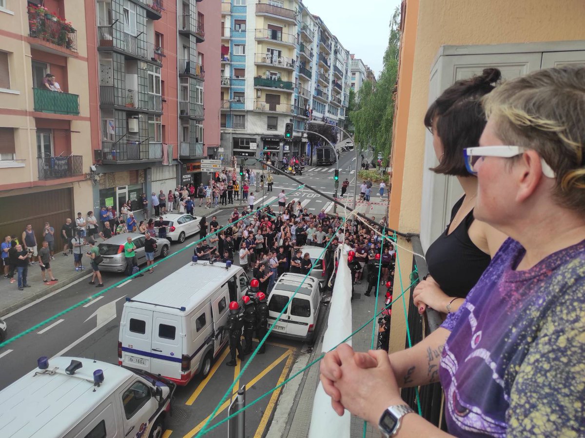 Hoy ha sido un día duro. Hemos tenido que aguantar porrazos, peloteras; hemos tenido que aguantar las difamaciones de un Ayuntamiento incapaz de asumir la responsabilidad que le toca; hemos aguantado detenciones y por aguantar, hemos aguantado hasta las lágrimas.