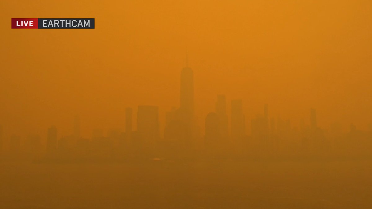 A regular day vs. today, just unbelievable. NYC air quality is now considered very unhealthy. #nyc #smoke (@EarthCam)