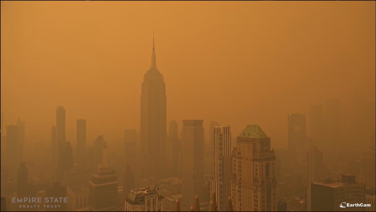 EmpireStateBldg's tweet image. Current Status. 

Take a look at our live ESB EarthCam as NYC deals with Canadian Haze: esbo.nyc/xm5