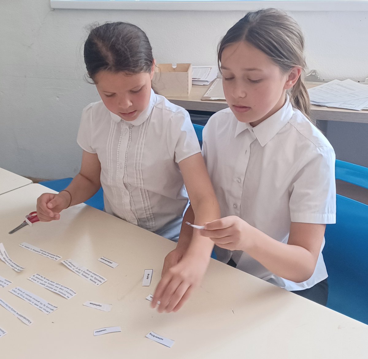 StAlbansSchool1's tweet image. Year 5 began researching tactics and advice in order to create a business plan as part of our Dragon's Den project. 
If you have any balls of wool you could donateto our class, we would be extremely grateful . Diolch #Enterprising, creative contributors
