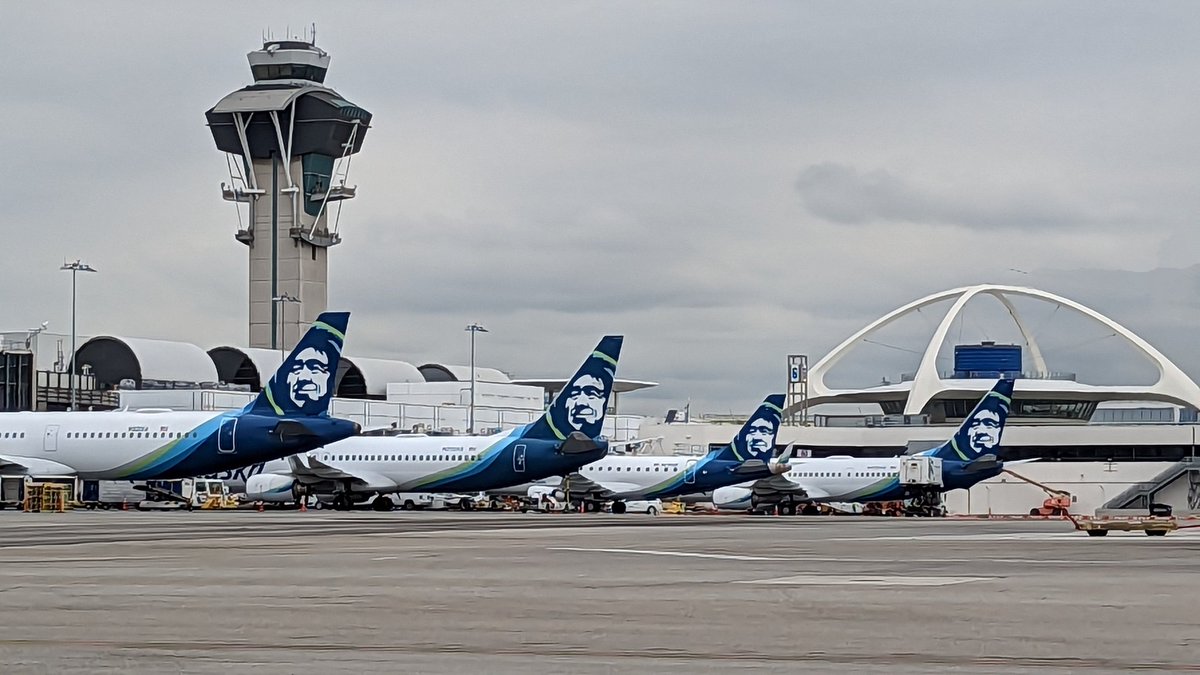 BrianWestbrook's tweet image. Good morning, @AlaskaAir at @flyLAXairport! 😎 #flywithpride #iflyalaska #AlaskaCareLines