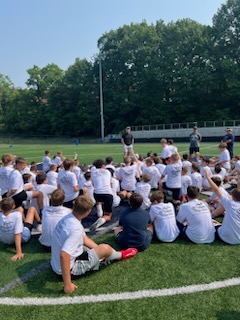 CoachJimRyanIII's tweet photo. Thank you @jp_holtz86 for coming back to @ShalerArea to talk to the kids at our youth football camp! Proud to be a Titan! #LeadersElevateOthers https://t.co/qP5Fa1sOiP