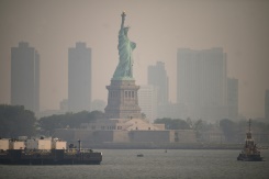 NicolasRevise's tweet photo. Le changement climatique pour de vrai et en direct: Brouillard et air irrespirable à New York à cause des incendies au Québec. #AFPNewYork https://t.co/71hkHw1jT4