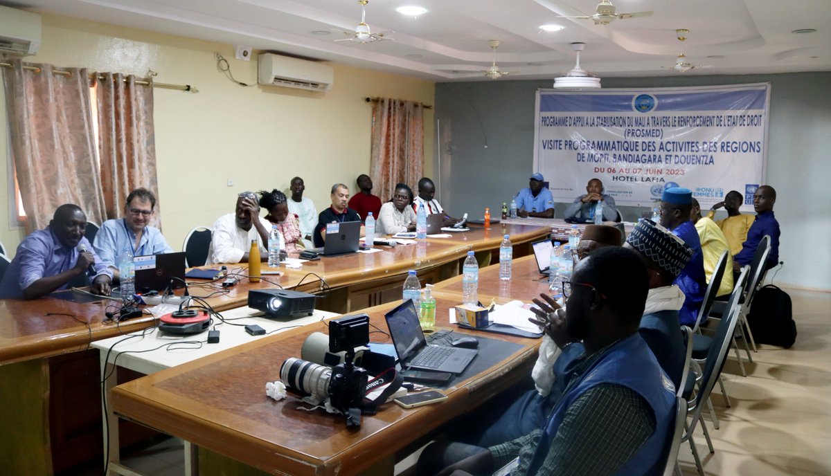 PNUDMALI's tweet photo. Réunion virtuelle à #Mopti avec @NLauMali &amp; @PBFMali sur:
▶️Résultats de l’enquête #lSH dans les 22 cercles d’intervention
▶️Formation des acteurs de la sécurité &amp; justice
▶️Partenariat Barreau sur l’assistance juridique
▶️Leçons apprises sur les CCS avec les volontaires
#PROSMED https://t.co/TLV19yEMJa