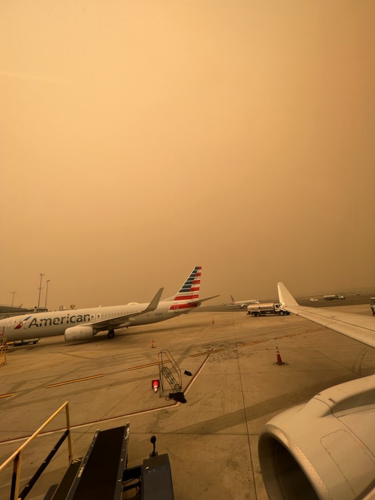 CardiacB's tweet photo. NYC LGA air quality 👎🏻😷 https://t.co/Z26XlE1v0m