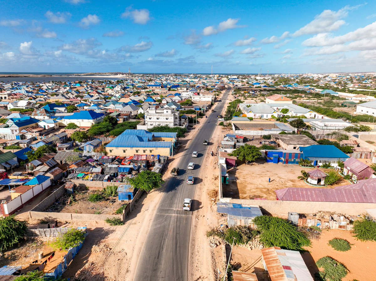 YayeSein's tweet photo. @PresidentMadobe inaugurated six new roads in Kismayo today. This is a major milestone for the city, and it will have a positive impact on transportation, economic activity, and job creation. President Madobe's leadership is transforming Kismayo into a modern and prosperous city. https://t.co/T7rf5aBVKx