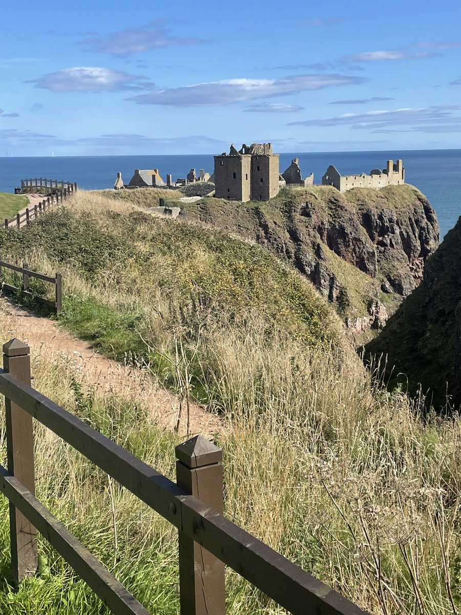 CGBUSWELL's tweet photo. #Dunnottar #Castle before the zombies took over! Do visit if in the #Stonehaven area.
#DunnottarCastle https://t.co/c2wDIiGrXR