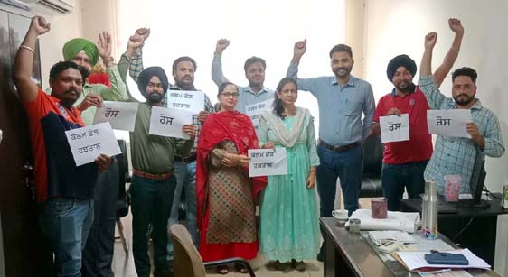 nabaz_e_punjab's tweet image. ਆਤਮਾ ਸਕੀਮ: ਖੇਤੀਬਾੜੀ ਵਿਭਾਗ ਦੇ ਮੁਲਾਜ਼ਮਾਂ ਵੱਲੋਂ ਕਲਮ ਛੋੜ ਹੜਤਾਲ ਸ਼ੁਰੂ

nabaz-e-punjab.com/atma-scheme-ka…

#AgricultureDepartment #AtmaScheme