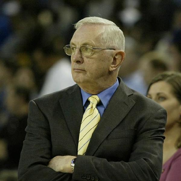 “Do the harder right, rather than the easier wrong” - Jerry Krause.  Leadership Lessons from the Late Jerry Krause. Learn more: sportcoachamerica.org/leadership-les… <a href="/ZagMBB/">Gonzaga Basketball</a> <a href="/NABC1927/">NABC</a> #GoEags