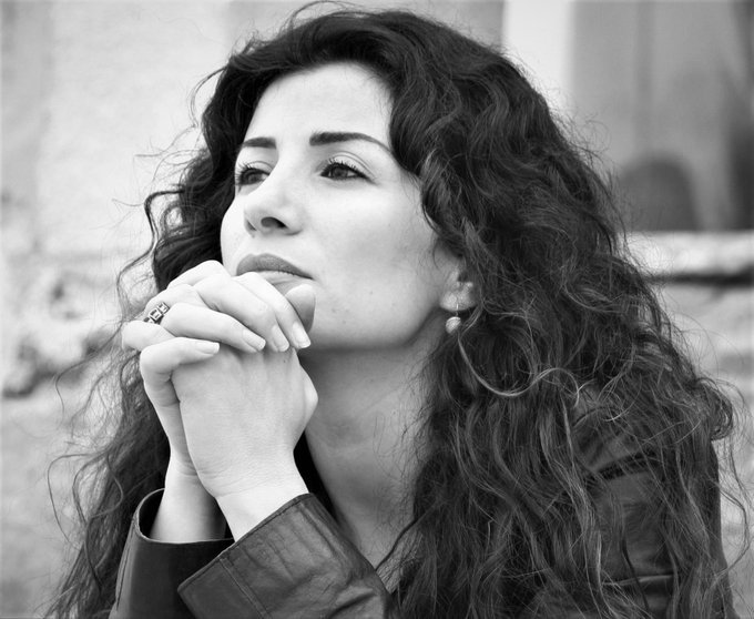 "كل عربي منافق، وإن لم يكن منافقًا، فيدفع ثمن "عدم نفاقه" غاليًا، في مجتمع جلاد يصبح فيه المرء منبوذًا ومرفوضًا لصدقه وصراحة مشاعره."

 جمانة حداد