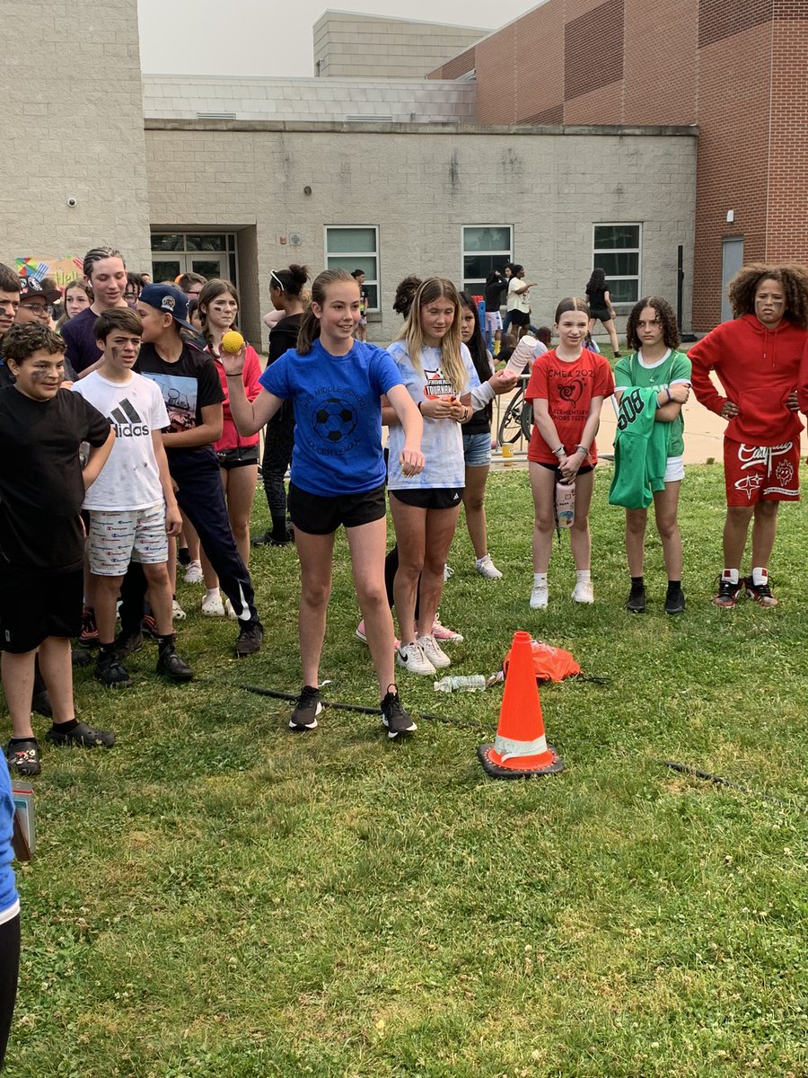 DylanGrayLMS's tweet image. One of my favorite days of the year! Field day!!! Kids loved getting a chance to dunk their teachers!