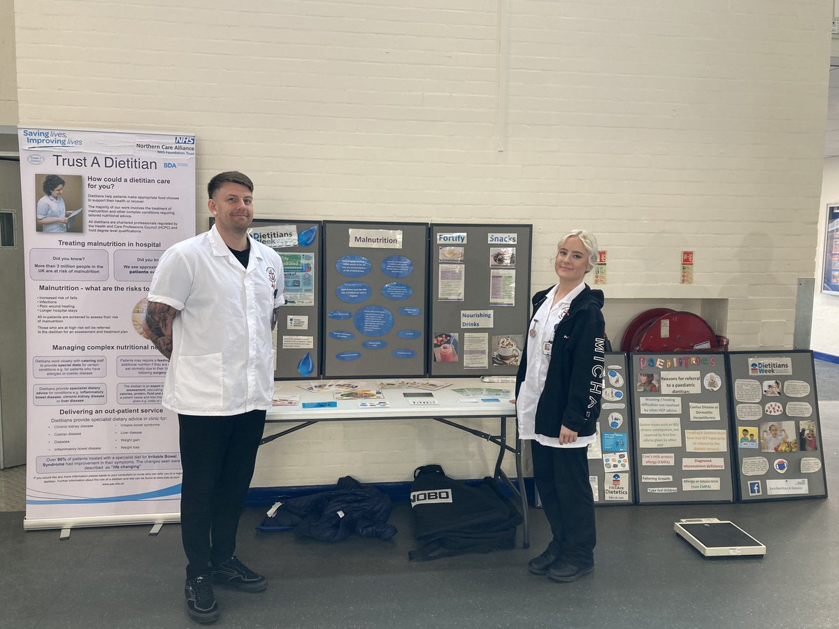 bury_dietitians's tweet photo. Dietetic students Andy and Orla sharing #positivefoodhacks about keeping hydrated, healthy eating and top tips to prevent malnutrition at Bury market this morning @uocClinSciNutr #DW2023 #WhatDietitiansDo #WeAreDietetics https://t.co/ya4fRZrVd8