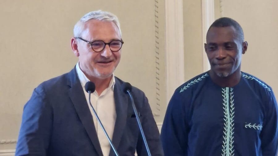 Avant-première #CSN : lancement par Me <a href="/SabotBarcet/">Sophie Sabot-Barcet</a>, <a href="/Presidente_CSN/">Présidente du CSN</a> et <a href="/LaurentDejoie/">Laurent DEJOIE</a>, Président de l'Association du #notariat francophone, de la BD "Les #EnfantsFantomes, Arame et Ibou" de M. Welterlin et D. Ngassu, <a href="/michellafon/">Editions Michel Lafon</a>, en présence de <a href="/ChrisGuilhou/">Christophe Guilhou</a> et <a href="/Unicef_France/">UNICEF France</a>.