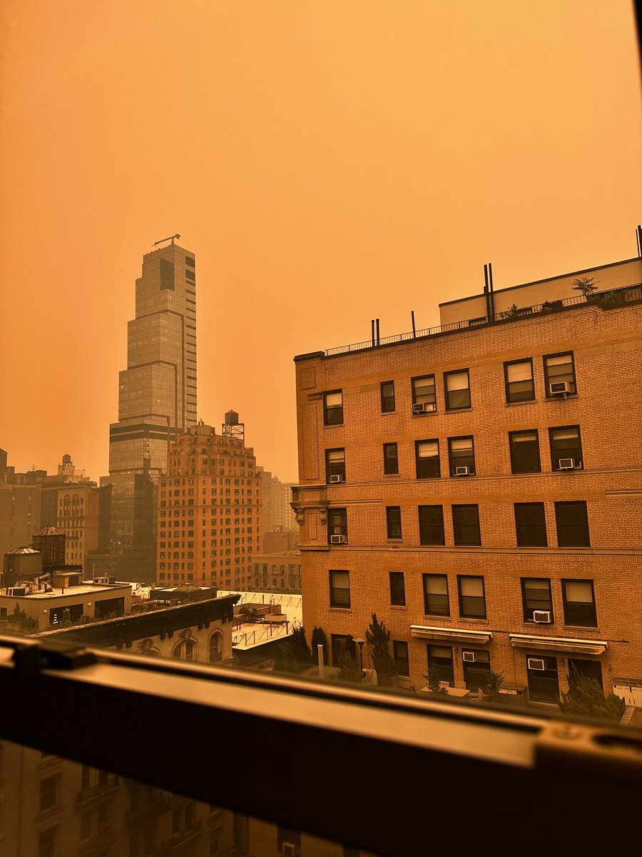 #canadawildfire smoke over #newyorkcity intensifying. 

The burnt smell is everywhere. 

Please stay in doors. 

#godspeed #NYC #upperwestside