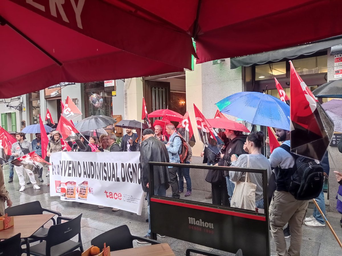 cgtrtve's tweet photo. 🟥🟥⬛️⬛️ Esta mañana estuvimos concentradas, frente a la sede de la patronal PATE, luchando por un Convenio justo para el sector audiovisual.
🚫 No al aumento de jornada
🚫 No a subidas absorbibles
🚫 No a la precariedad
LA LUCHA SIGUE ✊🏽 https://t.co/Jqi1afHs8D