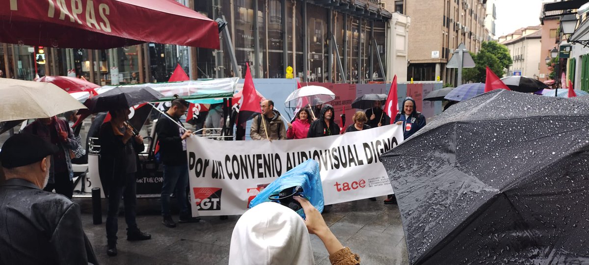 cgtrtve's tweet photo. 🟥🟥⬛️⬛️ Esta mañana estuvimos concentradas, frente a la sede de la patronal PATE, luchando por un Convenio justo para el sector audiovisual.
🚫 No al aumento de jornada
🚫 No a subidas absorbibles
🚫 No a la precariedad
LA LUCHA SIGUE ✊🏽 https://t.co/Jqi1afHs8D