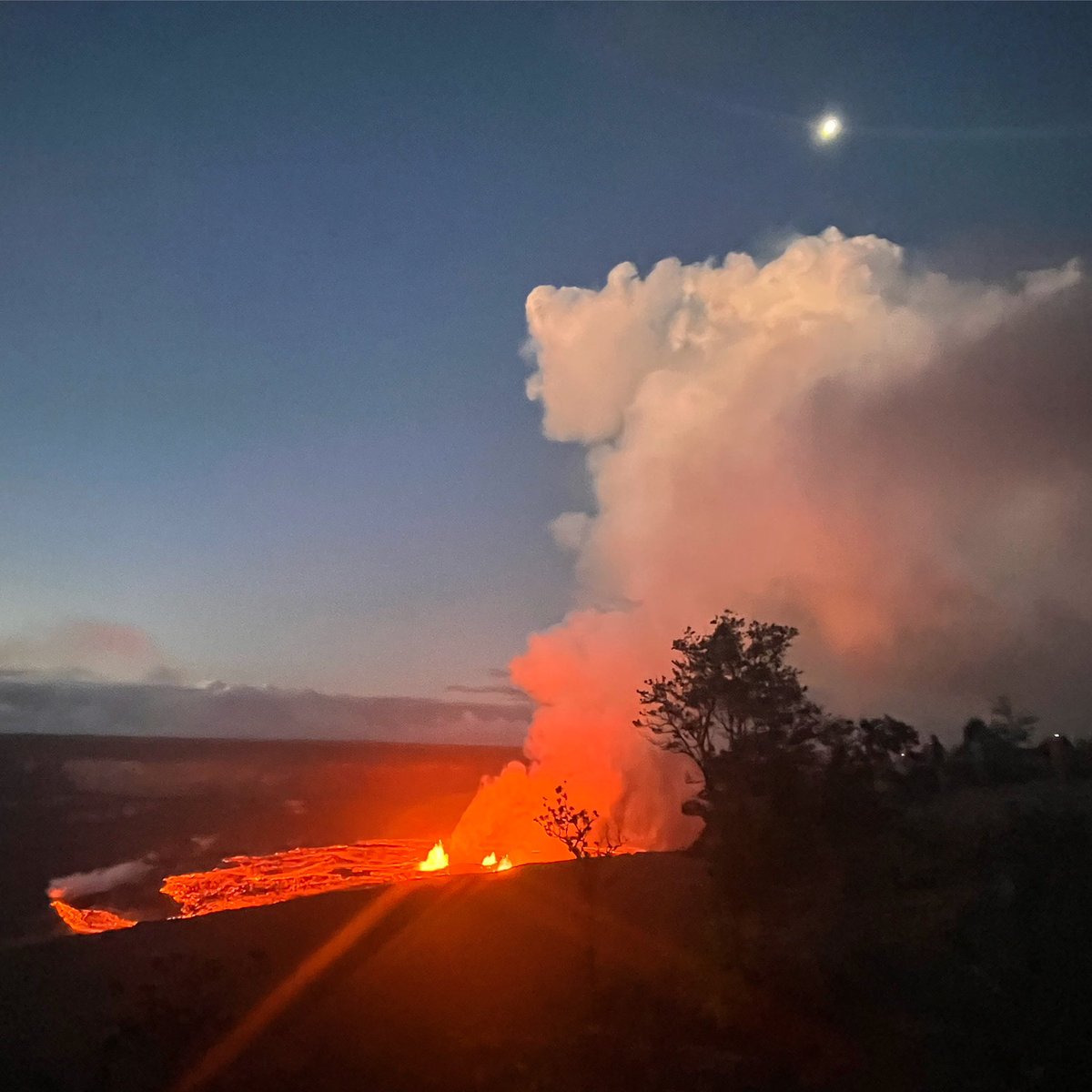 HIPacParks's tweet photo. And just like that, #lava returns to the summit of #Kīlauea Volcano under a gorgeous watching moon. Mahalo to HPPAer Al for sharing this powerful image. Keep your eye on @Volcanoes_NPS social media for park updates.
🌋🌕 #kīlaueaerupts https://t.co/OkJmT8nIlz