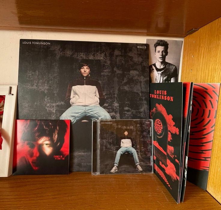 📀LOUIS TOMLINSON MERCH GIVEAWAY!!📀 

- 2 people win this set 
- must be following
- must rt and likes this tweet

ends in 30th June good luck international!!