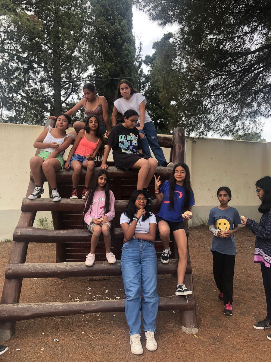 IERAlberti's tweet photo. L'alumnat de 6è ha passat un primer dia de colònies perfecte a la casa de la Conreria. Aquest matí s'han banyat a la piscina i, aquesta tarda, han gaudit d'una gimcana cooperativa molt divertida!
#colònies #comunitatdegrans https://t.co/FZtq9nzavl