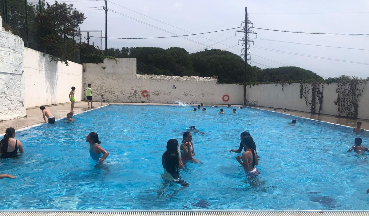 IERAlberti's tweet photo. L'alumnat de 6è ha passat un primer dia de colònies perfecte a la casa de la Conreria. Aquest matí s'han banyat a la piscina i, aquesta tarda, han gaudit d'una gimcana cooperativa molt divertida!
#colònies #comunitatdegrans https://t.co/FZtq9nzavl