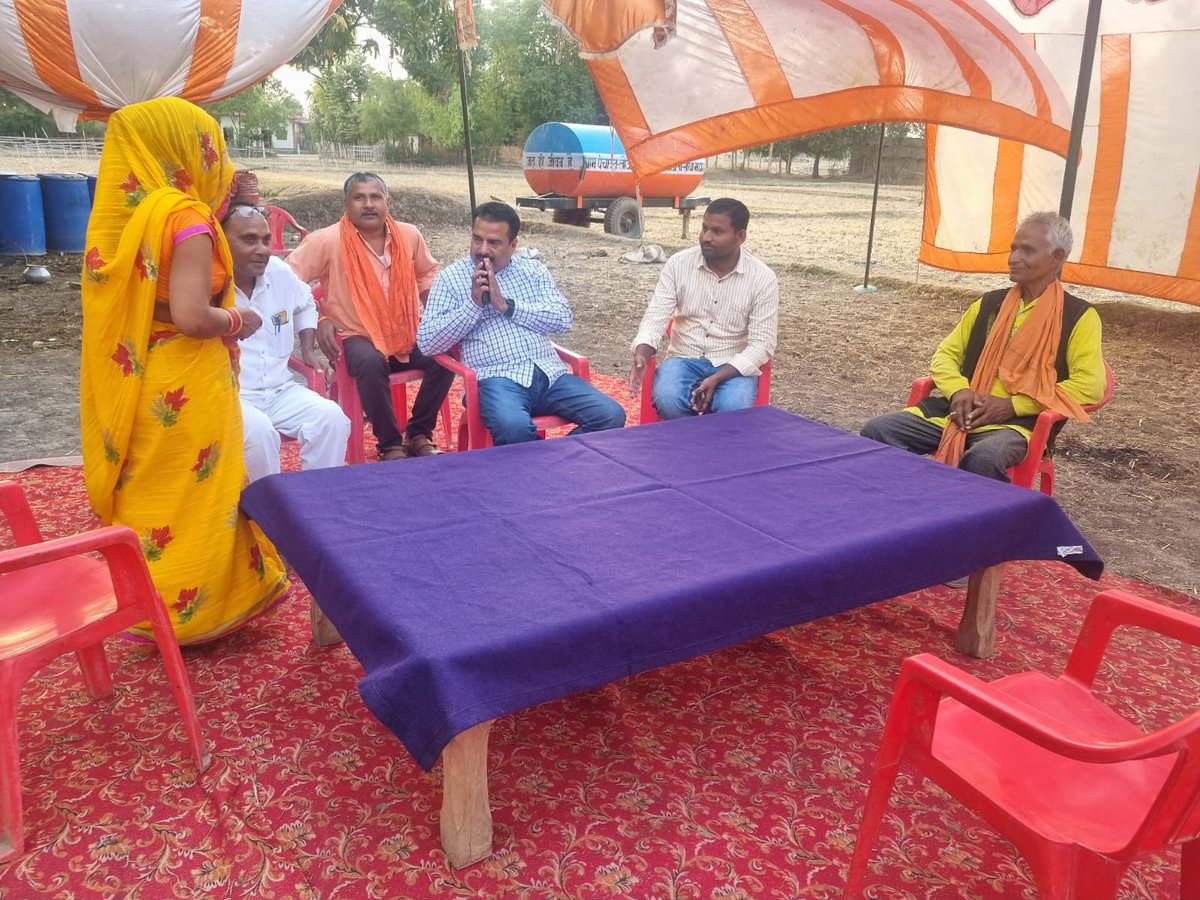 Rajnish__Pathak's tweet photo. ग्राम लौआ में श्री दादूलाल साकेत जी के निवास पर जाकर उनकी सुपुत्री के विवाहोत्सव में सम्मिलित हुआ।

मेरे साथ सरपंच श्री पंचराज वर्मा जी,श्री शशिकांत तिवारी जी,श्री सनत द्विवेदी जी उपस्थित रहे। https://t.co/0hvZh3BgJ9